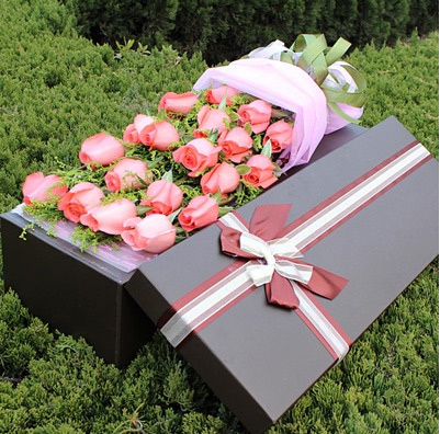 Long flower box Customized Romantnic Valentine's square flower paper packaging box/Rectangule flower box in EECA China